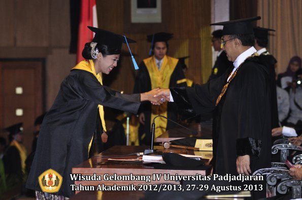 wisuda-unpad-gel-iv-ta-2012_2013-fakultas-ilmu-budaya-oleh-rektor-066