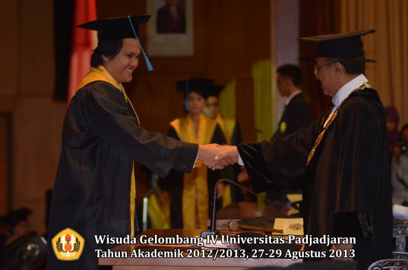 wisuda-unpad-gel-iv-ta-2012_2013-fakultas-ilmu-budaya-oleh-rektor-067