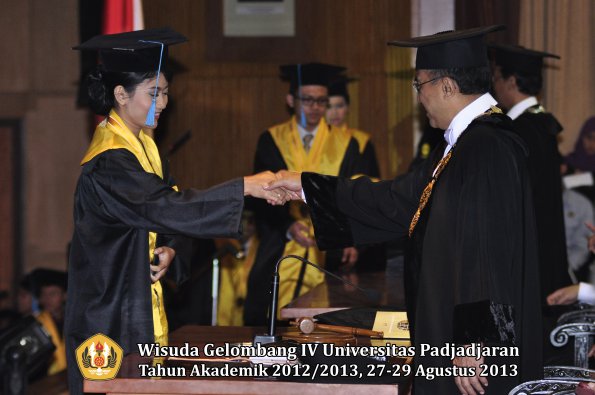 wisuda-unpad-gel-iv-ta-2012_2013-fakultas-ilmu-budaya-oleh-rektor-068