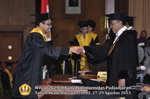 wisuda-unpad-gel-iv-ta-2012_2013-fakultas-ilmu-budaya-oleh-rektor-069