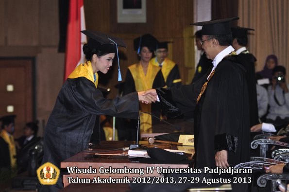 wisuda-unpad-gel-iv-ta-2012_2013-fakultas-ilmu-budaya-oleh-rektor-070