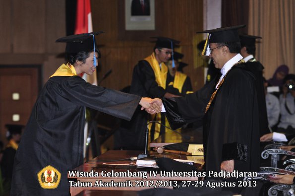 wisuda-unpad-gel-iv-ta-2012_2013-fakultas-ilmu-budaya-oleh-rektor-071