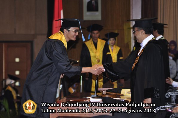 wisuda-unpad-gel-iv-ta-2012_2013-fakultas-ilmu-budaya-oleh-rektor-072