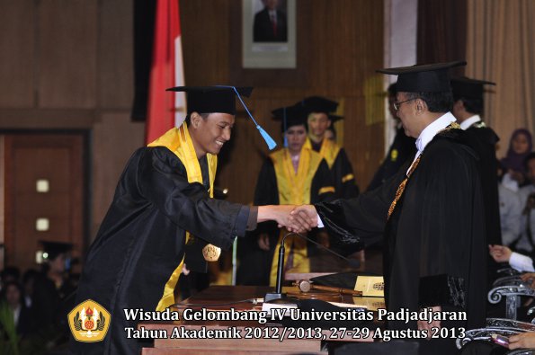 wisuda-unpad-gel-iv-ta-2012_2013-fakultas-ilmu-budaya-oleh-rektor-073