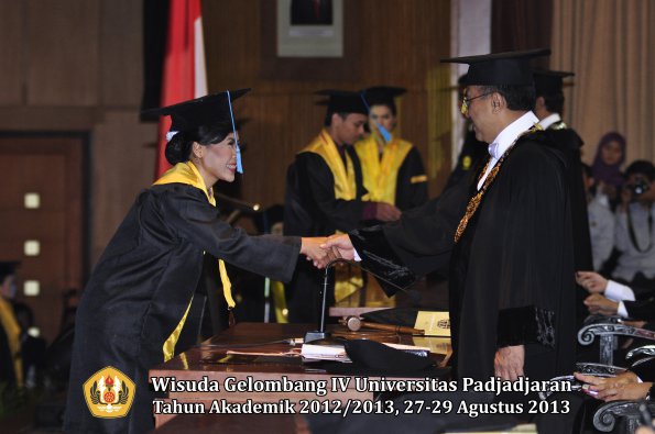 wisuda-unpad-gel-iv-ta-2012_2013-fakultas-ilmu-budaya-oleh-rektor-074