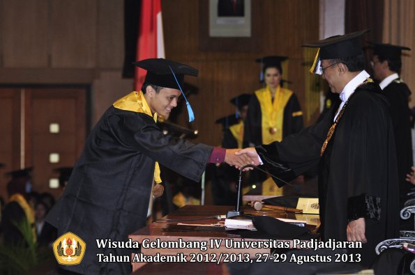 wisuda-unpad-gel-iv-ta-2012_2013-fakultas-ilmu-budaya-oleh-rektor-075