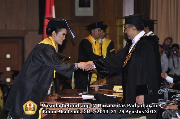 wisuda-unpad-gel-iv-ta-2012_2013-fakultas-ilmu-budaya-oleh-rektor-076