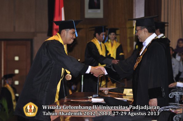 wisuda-unpad-gel-iv-ta-2012_2013-fakultas-ilmu-budaya-oleh-rektor-077