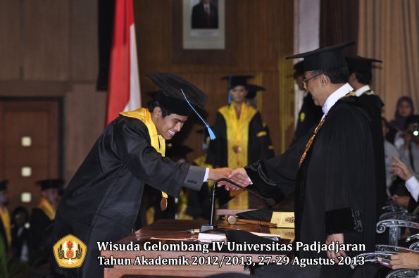 wisuda-unpad-gel-iv-ta-2012_2013-fakultas-ilmu-budaya-oleh-rektor-078