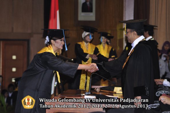 wisuda-unpad-gel-iv-ta-2012_2013-fakultas-ilmu-budaya-oleh-rektor-079