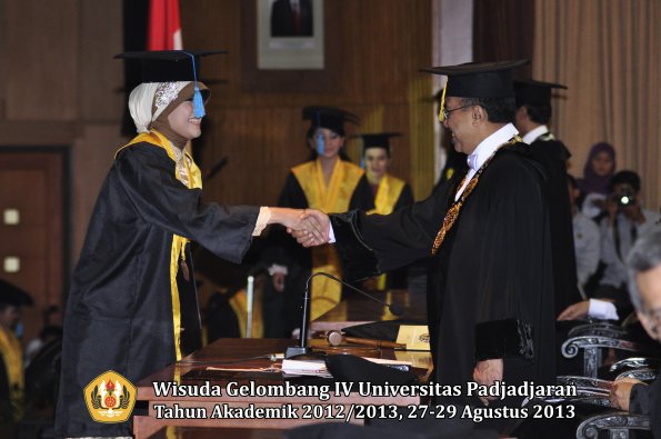 wisuda-unpad-gel-iv-ta-2012_2013-fakultas-ilmu-budaya-oleh-rektor-080