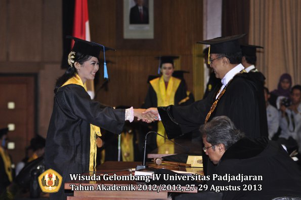 wisuda-unpad-gel-iv-ta-2012_2013-fakultas-ilmu-budaya-oleh-rektor-081