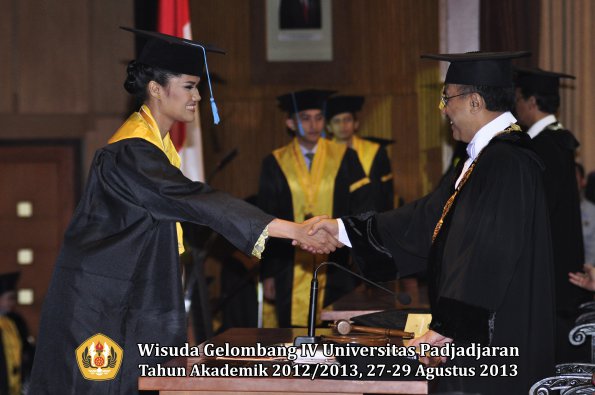 wisuda-unpad-gel-iv-ta-2012_2013-fakultas-ilmu-budaya-oleh-rektor-084