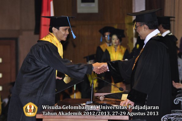 wisuda-unpad-gel-iv-ta-2012_2013-fakultas-ilmu-budaya-oleh-rektor-086