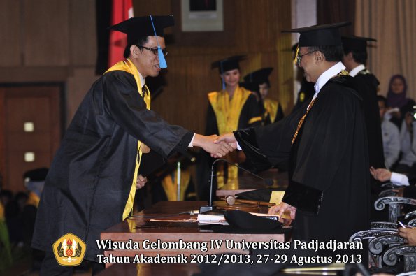 wisuda-unpad-gel-iv-ta-2012_2013-fakultas-ilmu-budaya-oleh-rektor-089