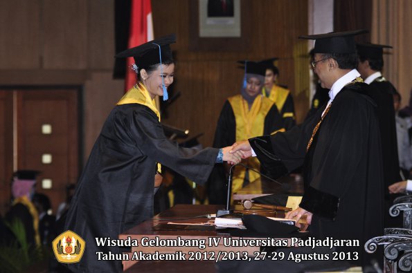 wisuda-unpad-gel-iv-ta-2012_2013-fakultas-ilmu-budaya-oleh-rektor-092