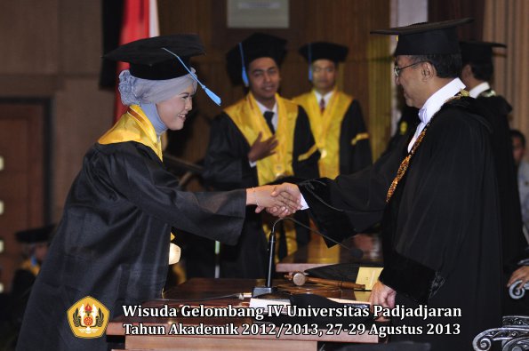 wisuda-unpad-gel-iv-ta-2012_2013-fakultas-ilmu-budaya-oleh-rektor-097