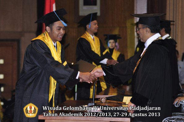 wisuda-unpad-gel-iv-ta-2012_2013-fakultas-ilmu-budaya-oleh-rektor-098