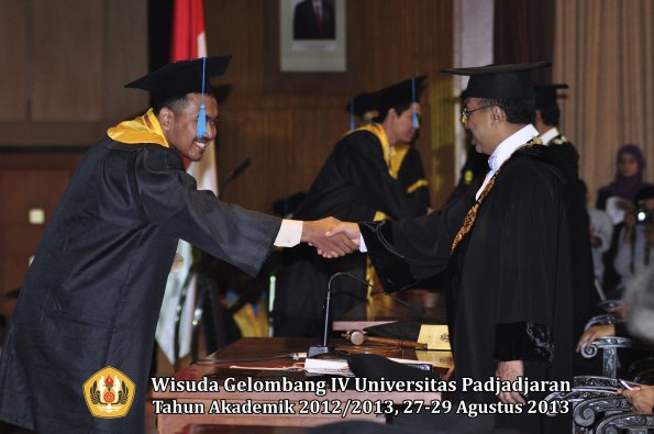 wisuda-unpad-gel-iv-ta-2012_2013-fakultas-ilmu-budaya-oleh-rektor-102