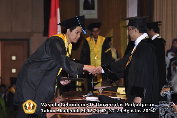 wisuda-unpad-gel-iv-ta-2012_2013-fakultas-ilmu-budaya-oleh-rektor-103