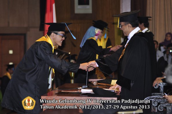 wisuda-unpad-gel-iv-ta-2012_2013-fakultas-ilmu-budaya-oleh-rektor-106