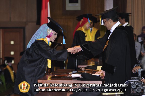 wisuda-unpad-gel-iv-ta-2012_2013-fakultas-ilmu-budaya-oleh-rektor-107