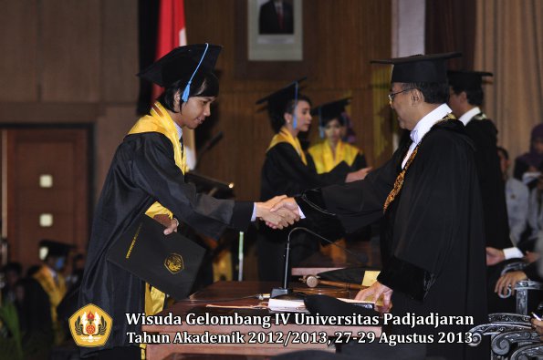 wisuda-unpad-gel-iv-ta-2012_2013-fakultas-ilmu-budaya-oleh-rektor-109