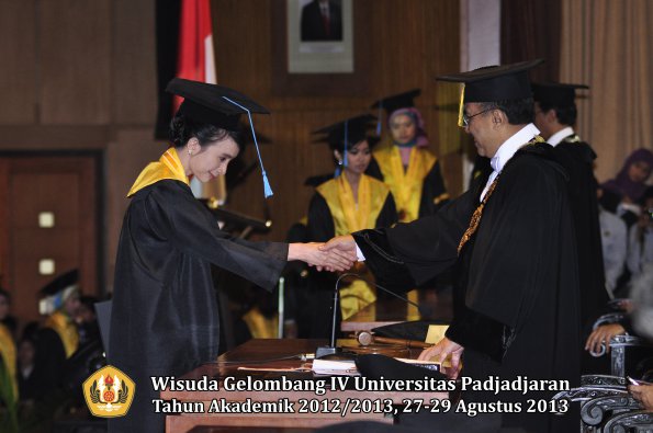 wisuda-unpad-gel-iv-ta-2012_2013-fakultas-ilmu-budaya-oleh-rektor-110