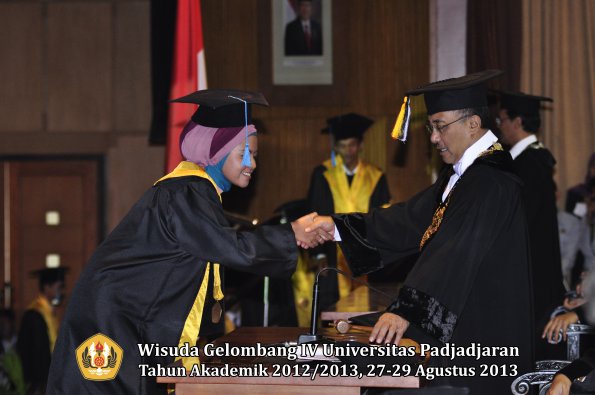 wisuda-unpad-gel-iv-ta-2012_2013-fakultas-ilmu-budaya-oleh-rektor-112