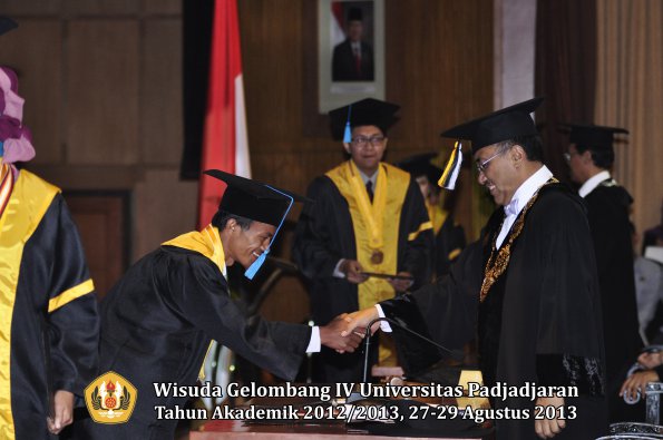 wisuda-unpad-gel-iv-ta-2012_2013-fakultas-ilmu-budaya-oleh-rektor-115