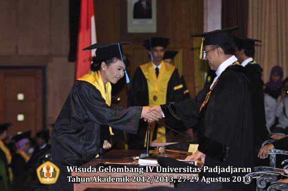 wisuda-unpad-gel-iv-ta-2012_2013-fakultas-ilmu-budaya-oleh-rektor-121