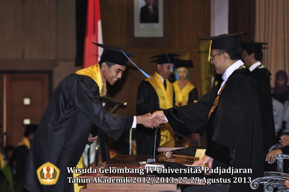 wisuda-unpad-gel-iv-ta-2012_2013-fakultas-ilmu-budaya-oleh-rektor-122