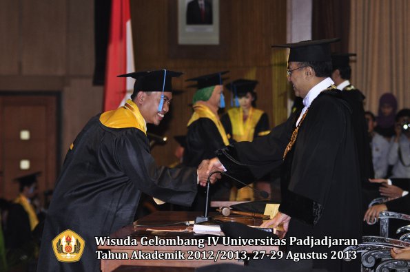 wisuda-unpad-gel-iv-ta-2012_2013-fakultas-ilmu-budaya-oleh-rektor-123