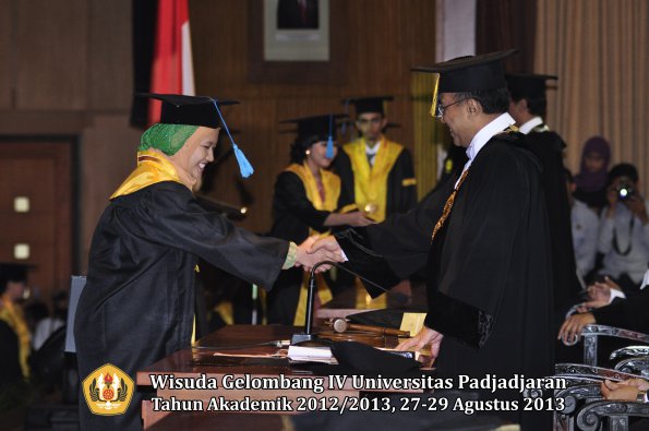 wisuda-unpad-gel-iv-ta-2012_2013-fakultas-ilmu-budaya-oleh-rektor-124