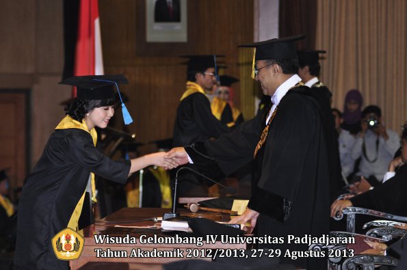 wisuda-unpad-gel-iv-ta-2012_2013-fakultas-ilmu-budaya-oleh-rektor-125