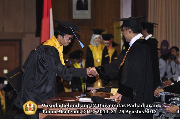 wisuda-unpad-gel-iv-ta-2012_2013-fakultas-ilmu-budaya-oleh-rektor-126