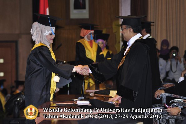 wisuda-unpad-gel-iv-ta-2012_2013-fakultas-ilmu-budaya-oleh-rektor-127