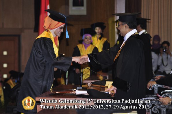 wisuda-unpad-gel-iv-ta-2012_2013-fakultas-ilmu-budaya-oleh-rektor-128