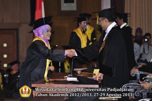 wisuda-unpad-gel-iv-ta-2012_2013-fakultas-ilmu-budaya-oleh-rektor-129