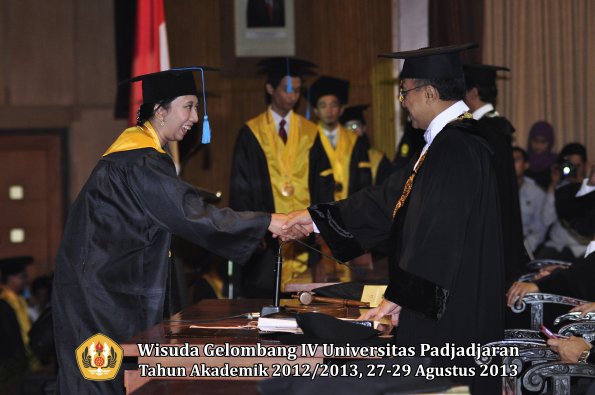 wisuda-unpad-gel-iv-ta-2012_2013-fakultas-ilmu-budaya-oleh-rektor-130