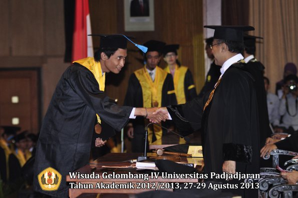 wisuda-unpad-gel-iv-ta-2012_2013-fakultas-ilmu-budaya-oleh-rektor-131