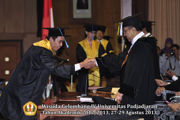 wisuda-unpad-gel-iv-ta-2012_2013-fakultas-ilmu-budaya-oleh-rektor-132