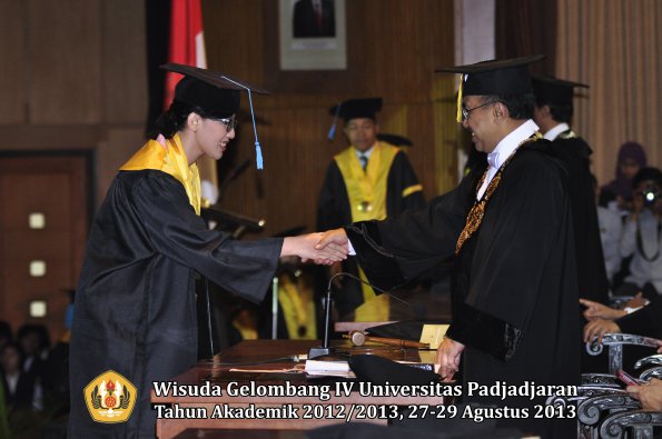 wisuda-unpad-gel-iv-ta-2012_2013-fakultas-ilmu-budaya-oleh-rektor-133