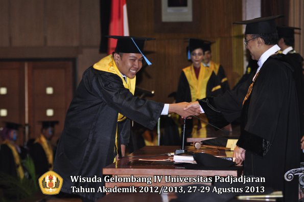 wisuda-unpad-gel-iv-ta-2012_2013-fakultas-ilmu-budaya-oleh-rektor-134