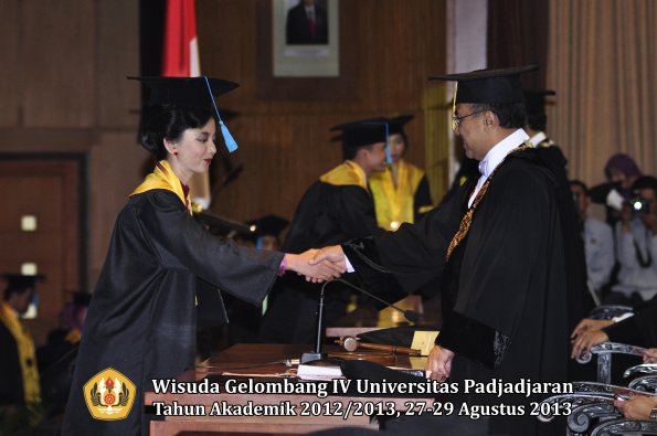 wisuda-unpad-gel-iv-ta-2012_2013-fakultas-ilmu-budaya-oleh-rektor-135