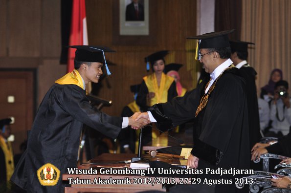 wisuda-unpad-gel-iv-ta-2012_2013-fakultas-ilmu-budaya-oleh-rektor-136