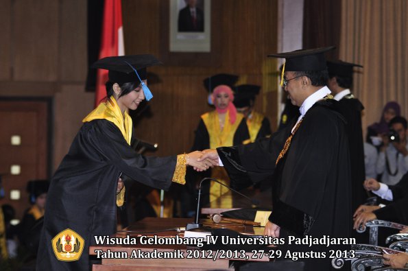 wisuda-unpad-gel-iv-ta-2012_2013-fakultas-ilmu-budaya-oleh-rektor-137