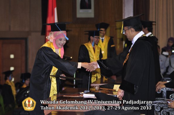 wisuda-unpad-gel-iv-ta-2012_2013-fakultas-ilmu-budaya-oleh-rektor-138