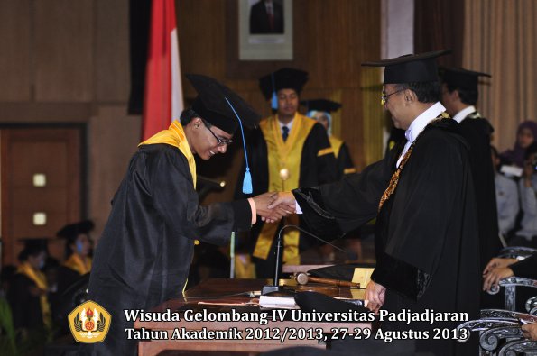 wisuda-unpad-gel-iv-ta-2012_2013-fakultas-ilmu-budaya-oleh-rektor-139