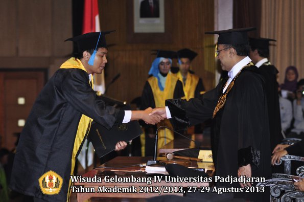 wisuda-unpad-gel-iv-ta-2012_2013-fakultas-ilmu-budaya-oleh-rektor-140